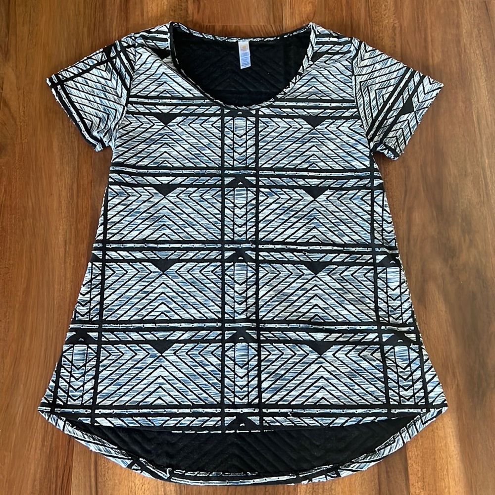 EUC XS LulaRoe Classic Tee
